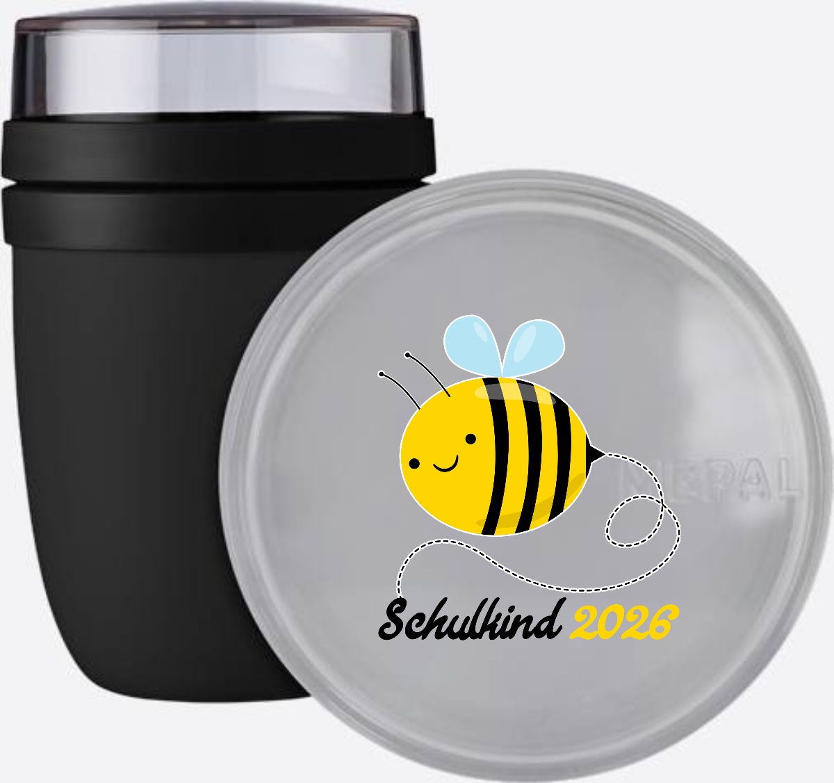 Schulkind 2026 Tasse mit Biene – Geschenk zur Einschulung - Nordic Black