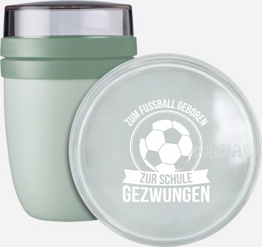 Tasse zur Einschulung: Zum Fußball geboren – Personalisiert - Nordic Sage